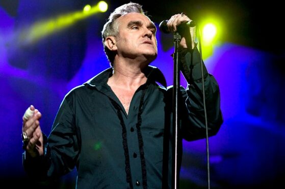 Morrissey anuncia nuevo álbum con colaboraciones de Flea, Chad Smith, Miley Cyrus, Iggy Pop y más