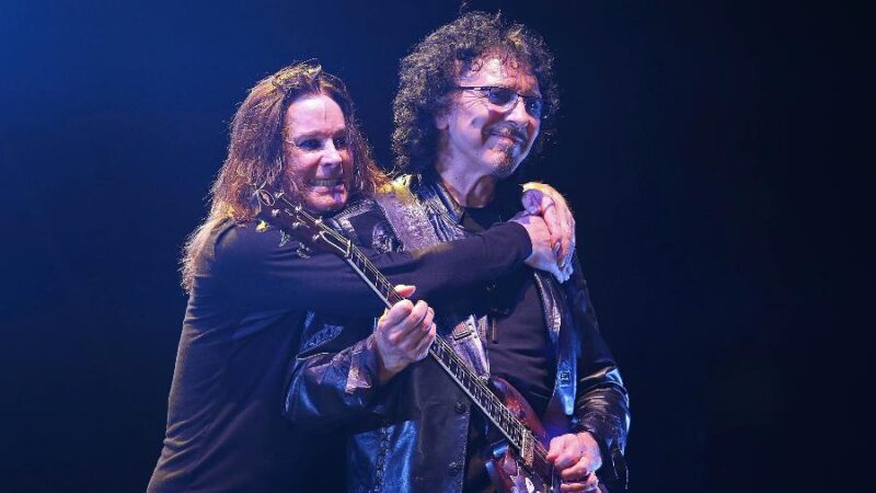 Ozzy Osbourne y Tony Iommi se reúnen para tocar la inmortal «Paranoid» en vivo