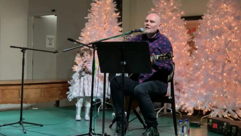 VIDEOS: Billy Corgan dedicó show navideño en honor a su recién fallecido padre