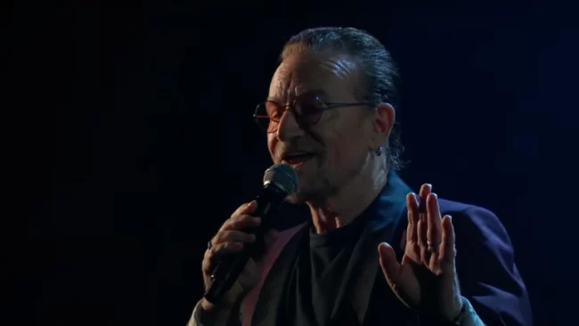 Bono presenta su libro de memorias e interpreta en vivo «With or Without You» de U2