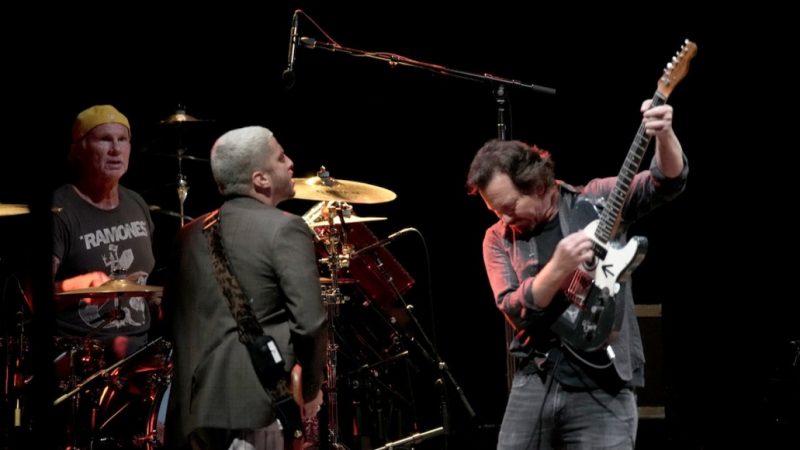 Eddie Vedder formó súperbanda improvisada en el Festival Ohana para cubrir a Kings of Leon