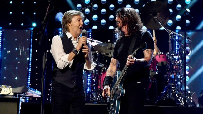 VIDEOS: Mira cómo Foo Fighters fueron inducidos al Rock’n Roll Hall of Fame por Paul McCartney