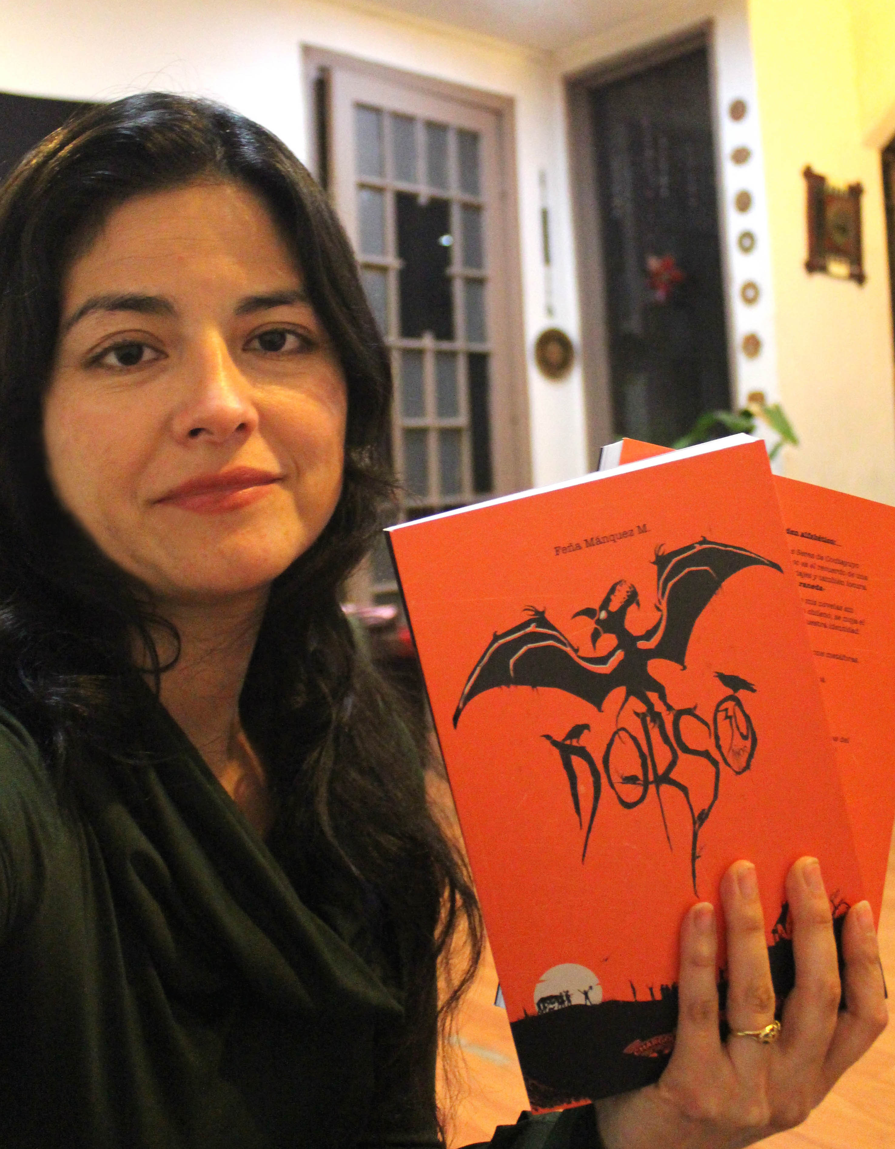 Entrevista con Feña Mánquez, autora del libro de Dorso: Recolecciones macabras de 30 años de historia