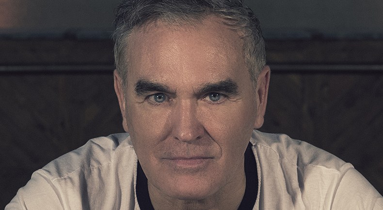 Morrissey publica en línea su nuevo álbum de estudio «Low in High School», escúchalo acá