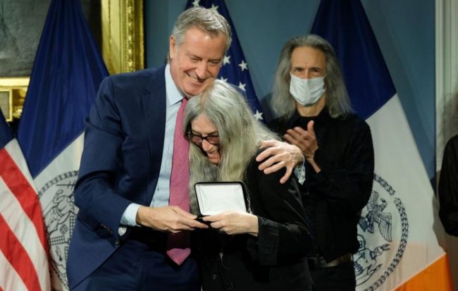 Patti Smith es honrada con la llave de la ciudad de Nueva York ad portas de su cumpleaños N°75