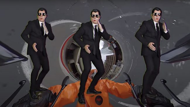 Maynard James Keenan baila y se convierte en un «Men in Black» en el nuevo video y canción de Puscifer