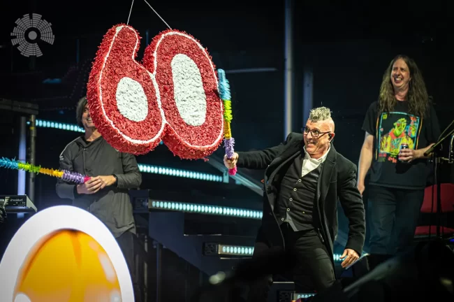 Maynard James Keenan rompió piñatas en el fin de su gira «Sessanta» que celebró sus 60 años