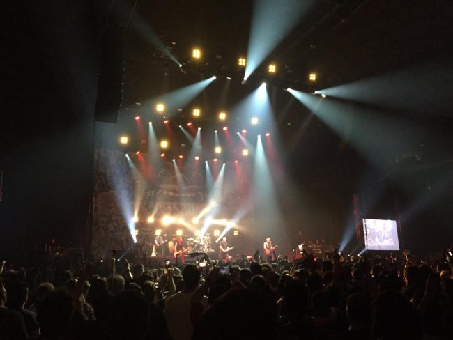 Fan que asistió a concierto de The Offspring en Chile dio positivo por Coronavirus