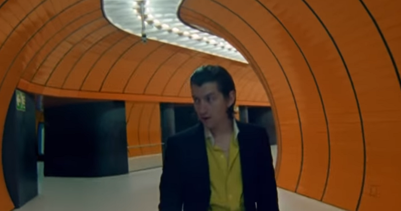 Video: Arctic Monkeys se inspira en el cine de Stanley Kubrick en su nuevo clip «For Out of Five»
