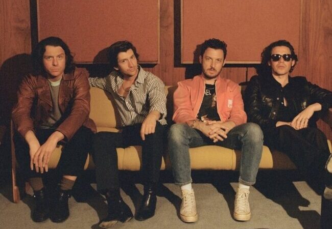 Arctic Monkeys estrena su primer video y single en cuatro años, escucha  ‘There’d Better Be A Mirrorball’