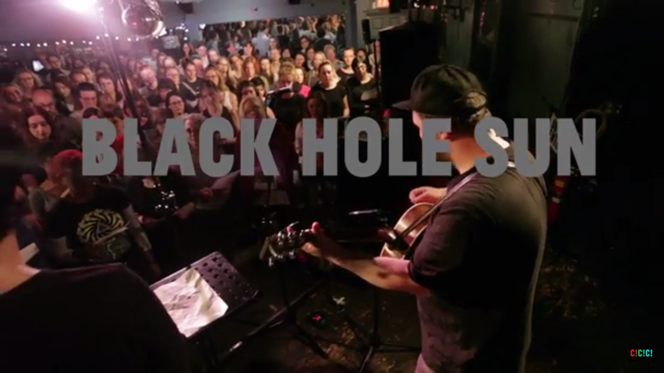 VIDEO: 225 personas se reunieron a tributar a Chris Cornell cantando «Black Hole Sun»