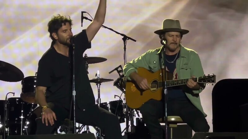 VIDEO: Bradley Cooper se unió a Pearl Jam para interpretar «Rockin in a Free World»
