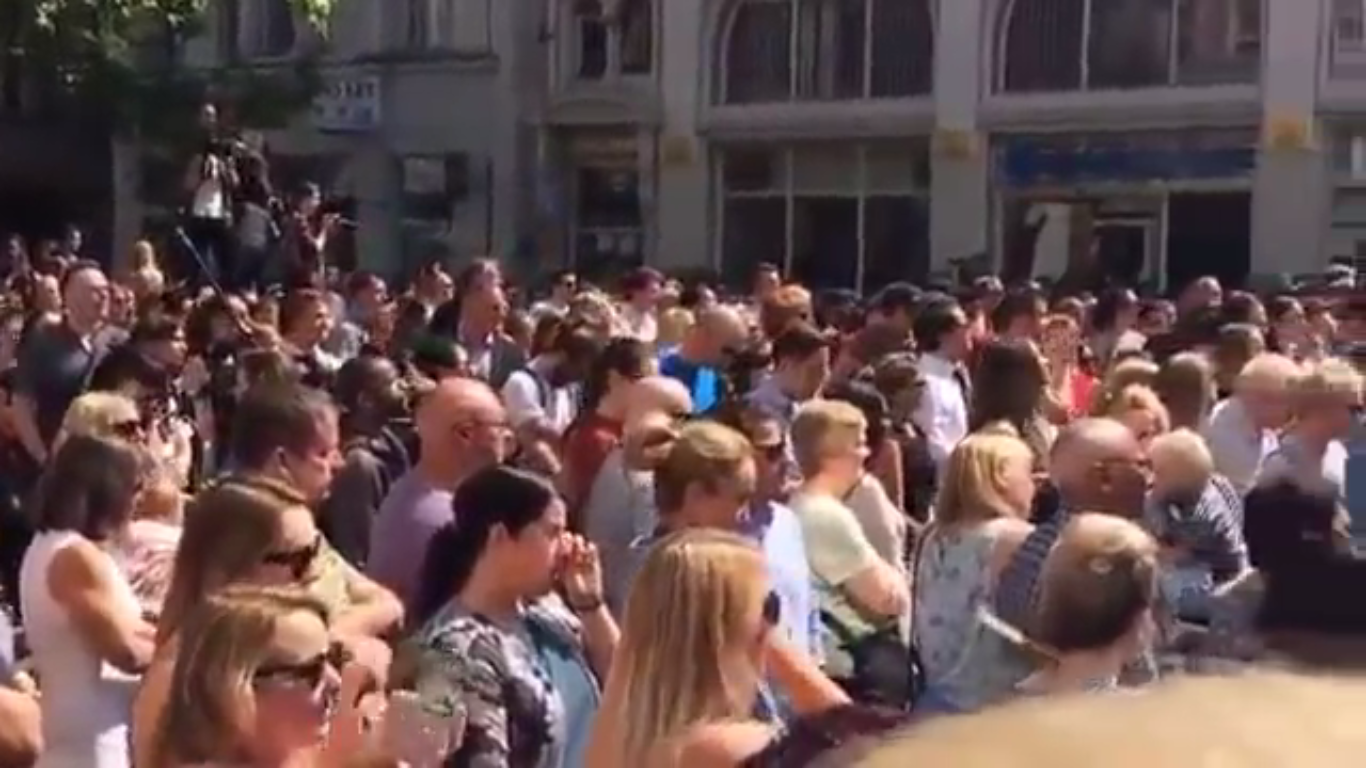 «Don’t Look Back ‘N’ Anger» de Oasis fue cantada por una multitud en honor a las víctimas de Manchester