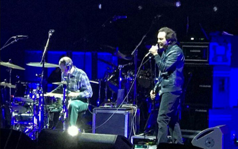 Eddie Vedder se reunió con el ex-baterista de Pearl Jam Jack Irons para interpretar «Shine on Your Crazy Diamond» de Pink Floyd