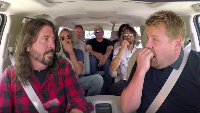 Mira a Foo Fighters haciendo karaoke con sus propias canciones en el show de James Corden