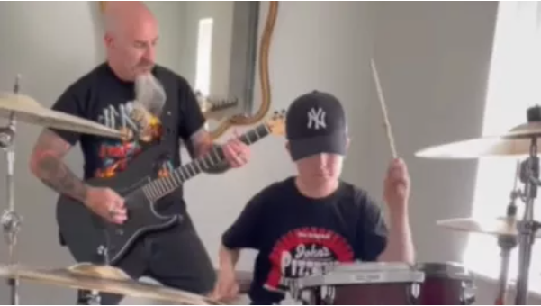 VIDEOS: Scott Ian tributa a Taylor Hawkins con temas de Foo Fighters junto a su hijo
