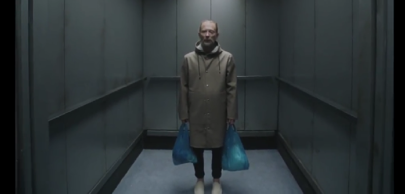 Thom Yorke y su extraño viaje en ascensor en el nuevo video de Radiohead: «Lift»