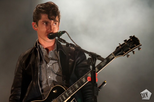 Los Arctic Monkeys presentan ‘Do I Wanna Know?’ en el show de Letterman