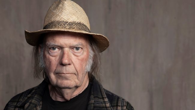 “Es él o yo”: Neil Young pide que se eliminen de Spotify podcast antivacunas y se entregue información validada científicamente a las personas
