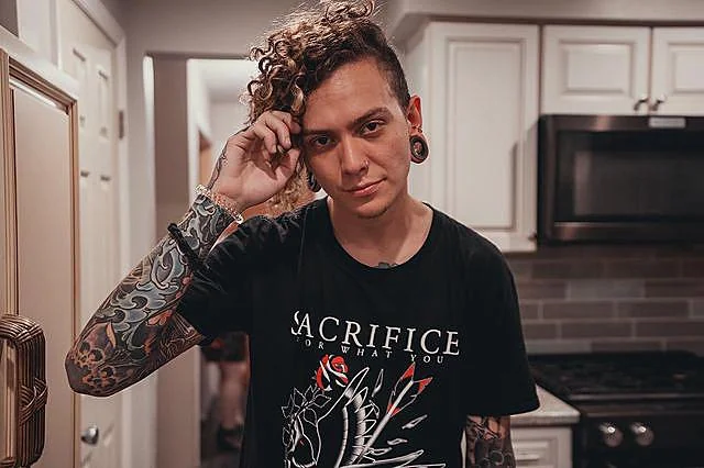 Will Ramos vuelve a demostrar por qué es la voz más salvaje del metal moderno con el video ‘one-take’ de “Glenwood”