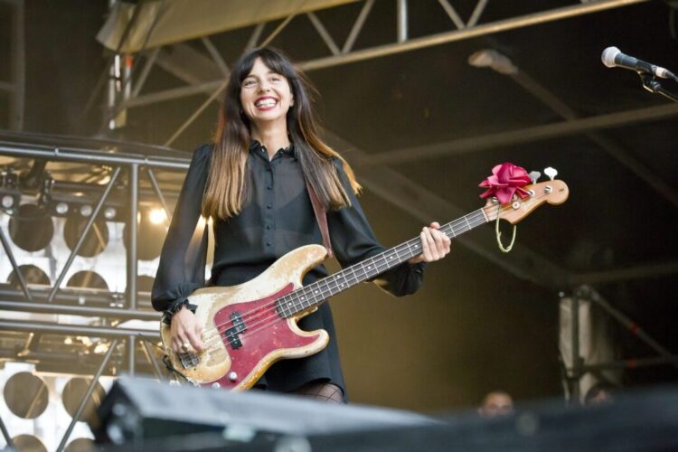 Acusaciones de plagio, un accidente, canciones en español y su primer álbum solista: la agitada semana de Paz Lenchantin estrenando debut en solitario