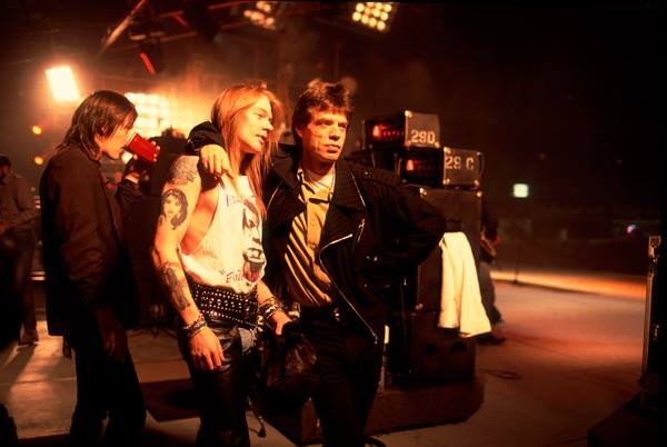Drogas, riñas y piedras rodantes: Guns N’ Roses durante 1989. Axl-Rose-Mick-Jagger