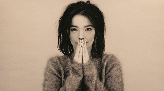 El día que BJörk explotó y golpeó a una reportera paparazzi en los 90’s, contado por ella misma