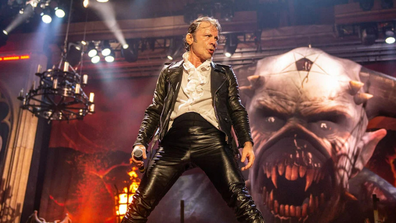 Bruce Dickinson: «Iron Maiden jamás se retirará, probablemente nos caigamos muertos en el escenario»