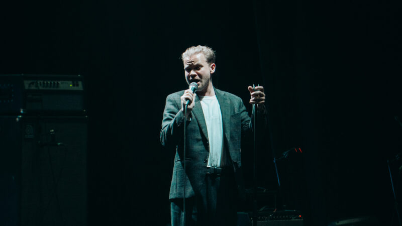 Entre el jazz y el delirio: El perfecto debut solista de Geordie Greep en Chile