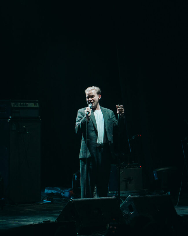 Entre el jazz y el delirio: El perfecto debut solista de Geordie Greep en Chile