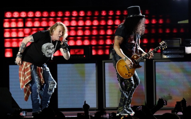 Guns N’ Roses se suma a los tributos a Chris Cornell interpretando «Black Hole Sun» en Slane Castle