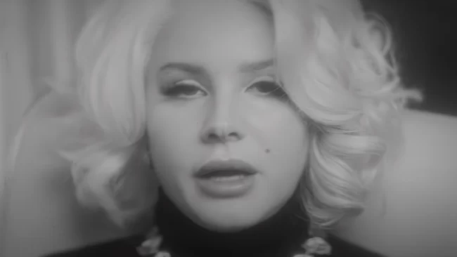 Lana del Rey y su homenaje a Marilyn Monroe en su nuevo video «Candy Necklace»