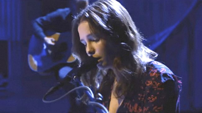 Lily Cornell debutó públicamente con una estremecedora versión de «Black Gives Way to Blue» de Alice in Chains