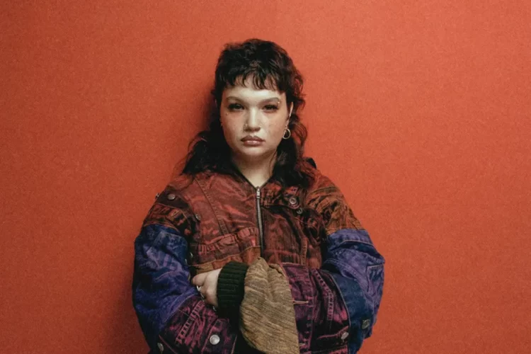 Neoclásicos- «Messy»-Lola Young: una oda al  «que se jodan tus expectativas»