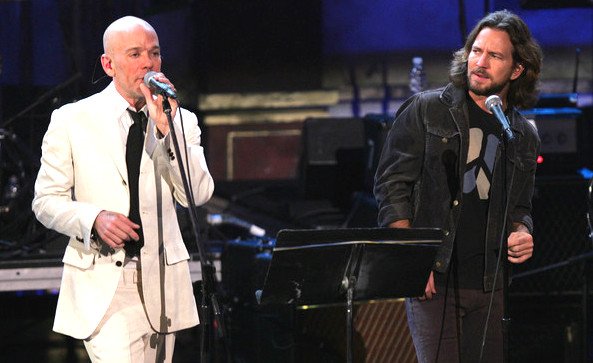 Eddie Vedder vuelve a los soundtracks para un íntimo cover de ‘Drive’ de R.E.M.