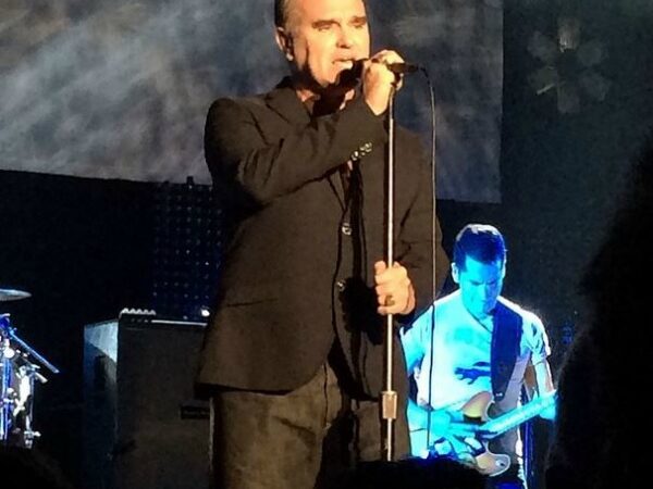 Morrissey estrenó en vivo tres nuevas canciones de su próximo disco, revisa los videos
