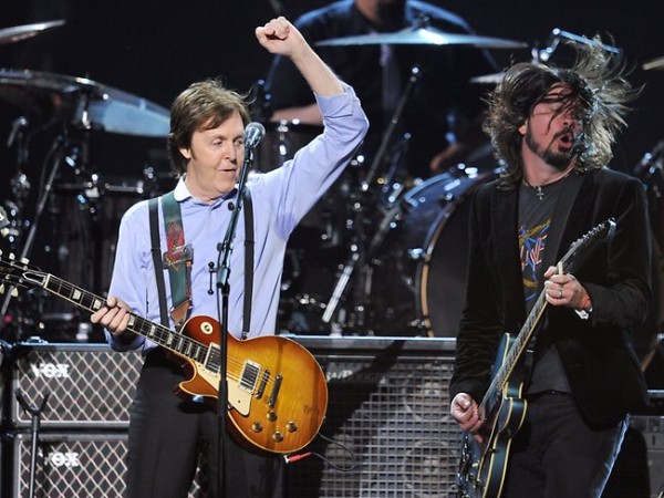 Escucha «Cut Me Some Slack», la canción de Paul McCartney junto a Dave Grohl y Krist Novoselic en estudio