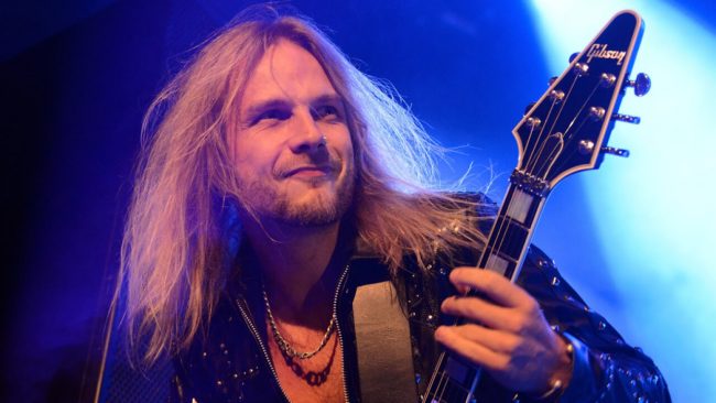 El guitarrista de Judas Priest Richie Faulkner es hospitalizado por «graves problemas cardíacos»