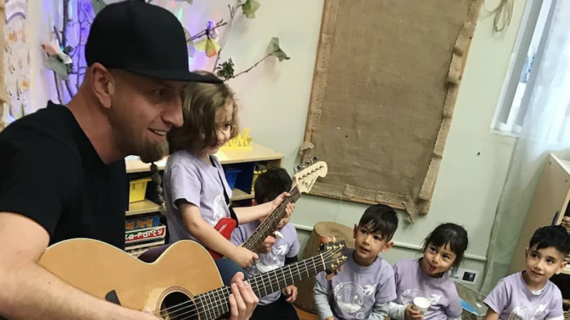 Shavo Odadjian le tocó «Toxicity» a niños de un jardín infantil