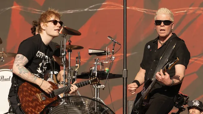 VIDEO: Ed Sheeran se unió a The Offspring para interpretar «Million Miles Away»