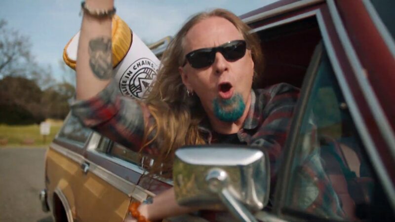 Alice in Chains «salva» a una botella de cerveza en su reciente video «Rainier Fog»