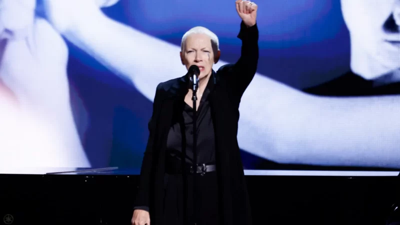 «Artistas por alto al fuego»: Así fue el conmovedor mensaje y homenaje de Annie Lennox a Sinéad O’Connor en los Grammys