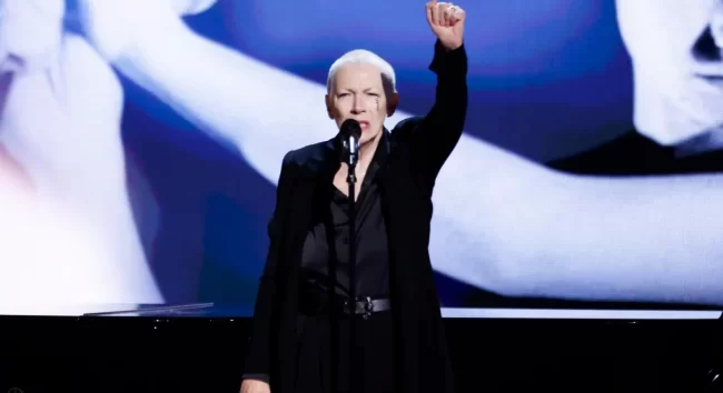«Artistas por alto al fuego»: Así fue el conmovedor mensaje y homenaje de Annie Lennox a Sinéad O’Connor en los Grammys
