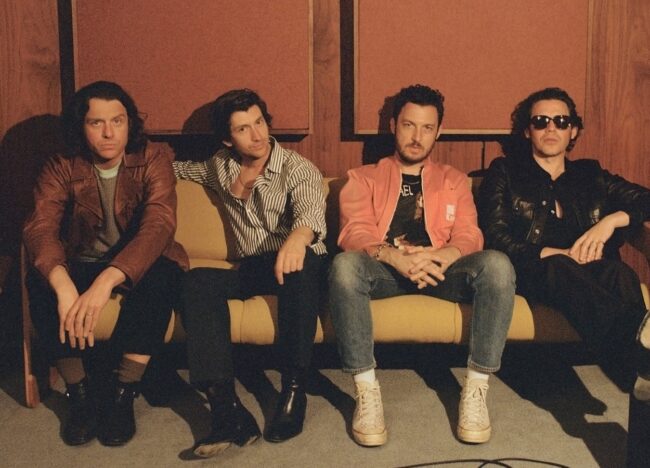 Arctic Monkeys estrena su primer video y single en cuatro años, escucha  ‘There’d Better Be A Mirrorball’