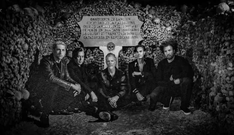 Queens of the Stone Age llevan las vibras de las catacumbas el The Tonight Show de Jimmy Fallon