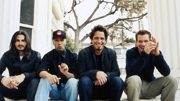 Miembros de Audioslave se juntaron a interpretar «Like a Stone» en honor a Chris Cornell