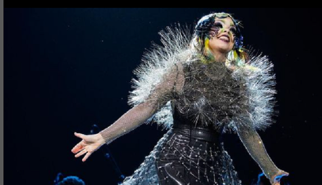 Björk y su espectacular concierto en Coachella se realizó con más de 800 drones de apoyo
