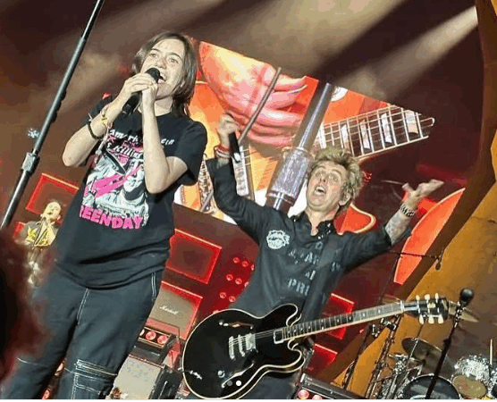 Madre pierde a su hijo en pleno concierto de Green Day y lo encuentra…sobre el escenario con Billie Joe