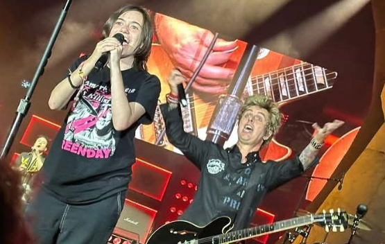 Madre pierde a su hijo en pleno concierto de Green Day y lo encuentra…sobre el escenario con Billie Joe
