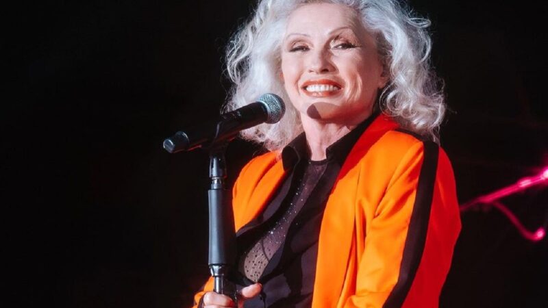 “Rechazo la idea de ser Blondie sin el resto de Blondie”: Debbie Harry confirma nuevo álbum con las últimas de colaboraciones de su compañero fallecido Clem Burke